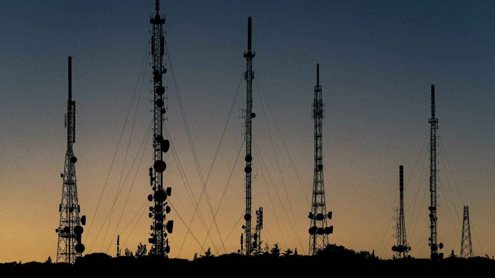 Telekommunikationsmasten bei Sonnenuntergang – symbolische Darstellung