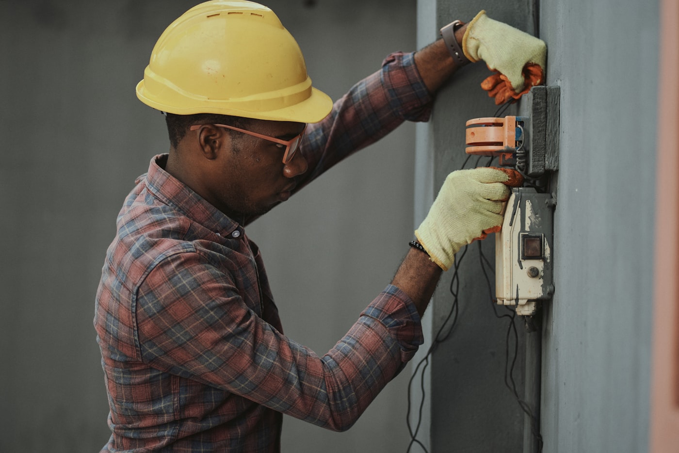 Sicherheitsbewusstes Arbeiten bei Installationsarbeiten – symbolische Darstellung