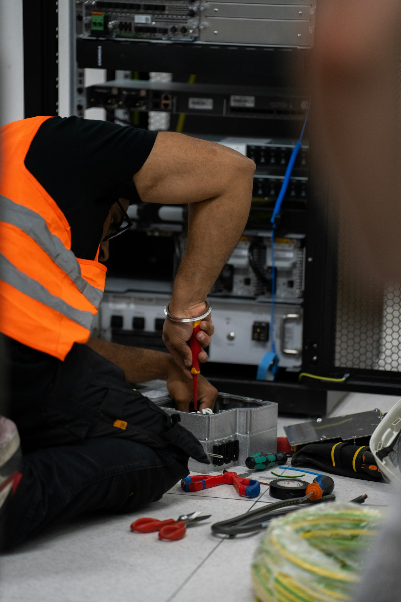 Techniker bei Arbeiten an Netzwerktechnik – symbolische Darstellung